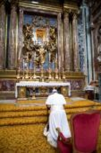 El nuevo Papa Francisco visita Santa Maria La Mayor, recoge sus maletas y paga la factura del hotel