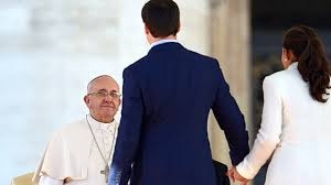 El noviazgo tiene que ver con la confianza, la familiaridad, la confiabilidad. - Mensaje del Papa Francisco a los Novios