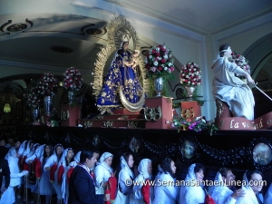 Procesión en la Festividad de la Rosa con la Replica de Nuestra Señora del Rosario en el Templo de Santo Domingo