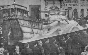 El Señor sepultado de Santo Domingo con el mar y una barca como parte del decorado
