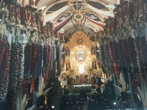 Octubre de 1988 y 144,000 rosas de papel eran parte de la decoración de la Virgen del Rosario